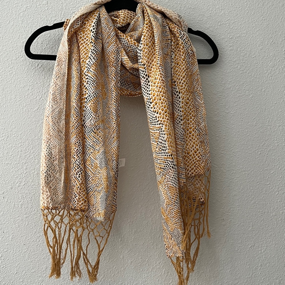 World Market Bohemian Gold & Cream Scarf
100%  Cotton  FringeShawl
OS
